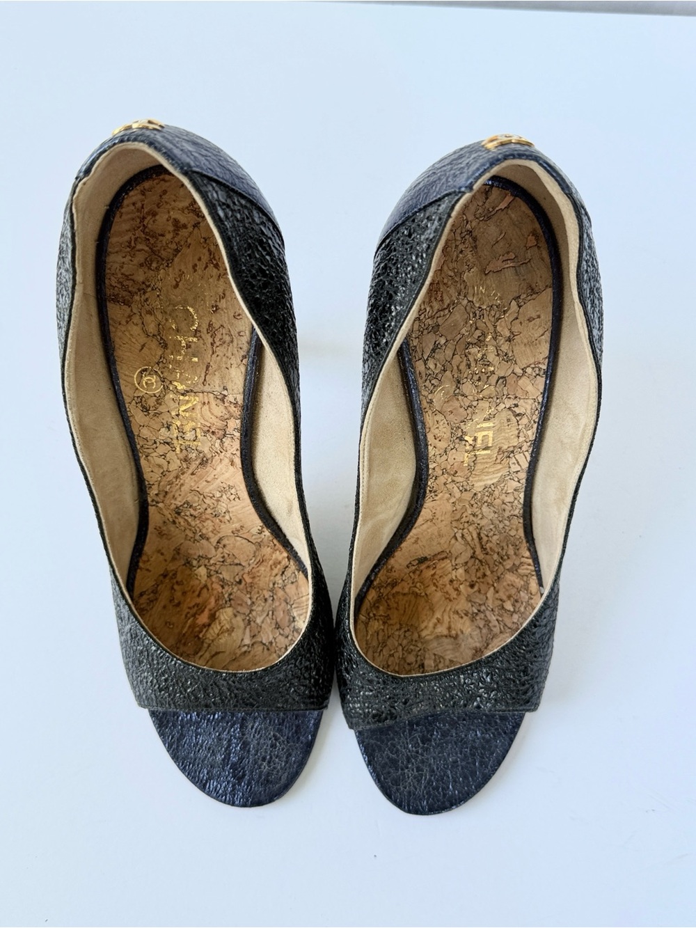 CHANEL Metallic Navy & Black Textured Peep-Toe Pumps Interlocking Gold CC Size 8 - Picture 11 of 14